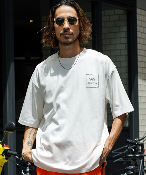 RVCA（ルーカ）の「RVCA メンズ  VA ALL THE WAY Ｔシャツ【2022年夏モデル】/ルーカ半袖バックプリントTシャツ（Tシャツ/カットソー・メンズ・ブラック/ロイヤルブルー/モスグリーン/オフホワイト・LARGE/SMALL/MEDIUM）」の2枚目の写真