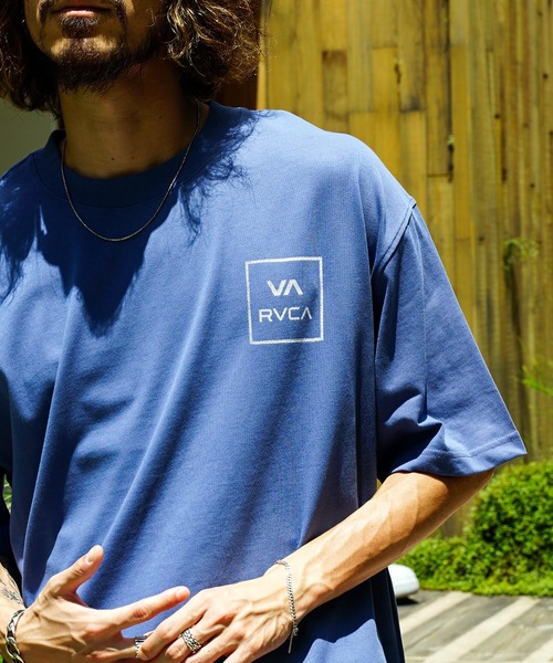 RVCA（ルーカ）の「RVCA メンズ  VA ALL THE WAY Ｔシャツ【2022年夏モデル】/ルーカ半袖バックプリントTシャツ（Tシャツ/カットソー・メンズ・ブラック/ロイヤルブルー/モスグリーン/オフホワイト・LARGE/SMALL/MEDIUM）」の4枚目の写真