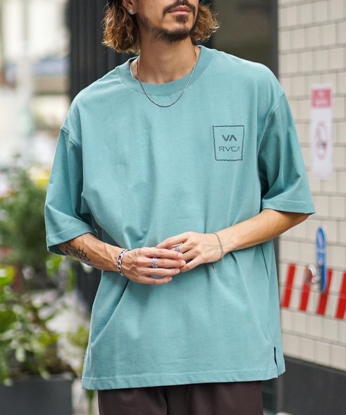 RVCA（ルーカ）の「RVCA メンズ  VA ALL THE WAY Ｔシャツ【2022年夏モデル】/ルーカ半袖バックプリントTシャツ（Tシャツ/カットソー・メンズ・ブラック/ロイヤルブルー/モスグリーン/オフホワイト・LARGE/SMALL/MEDIUM）」の3枚目の写真