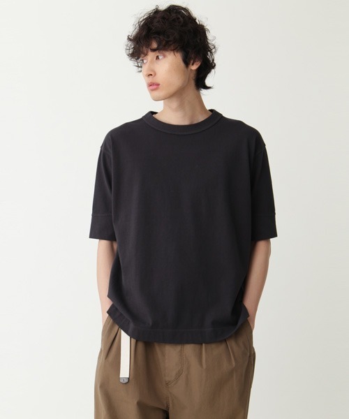 MHL.(エムエイチエル)の「GARMENT DYE DRY JERSEY(Tシャツ/カットソー・メンズ・ブラック/ホワイト系その他3/グレー系その他7・MEDIUM/LARGE)」の1枚目の写真