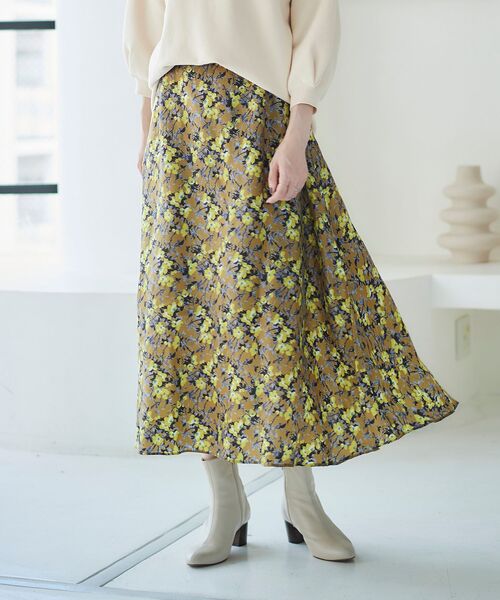 le.coeur blanc（ルクールブラン）の「IPEKER フラワープリントスカート（スカート・レディース・ブラウン系その他2/ブルー系その他3・38）」の2枚目の写真