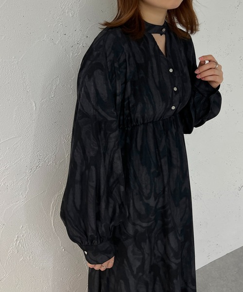 apres jour mignon(アプレジュールミニョン)の「ネックカッティングワンピース【ZOZOTOWN限定アイテム】(ワンピース・レディース・ブラック/ブラック系その他2/ブラック系その他・X-LARGE/フリー)」の3枚目の写真