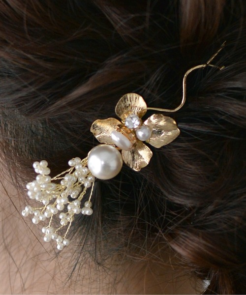 Kana(カナ)の「フラワーモチーフ パール メタル ニュアンス 結婚式 お呼ばれ ヘアピン クリップ(その他ヘアアクセサリー・レディース・ゴールド・フリー)」の3枚目の写真