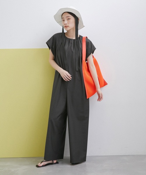 ADAM ET ROPE' ギャザーネックロンパース ¥15,950 ADAM ET ROPE'（アダムエロペ）の「【WEB限定】ギャザーネック