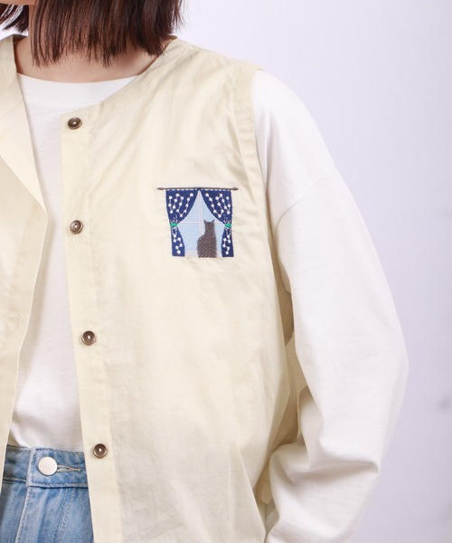 Emago（イマゴ）の「EMAGO 窓辺の猫刺繍ベスト（ベスト・レディース・ライトベージュ・FREE）」の3枚目の写真