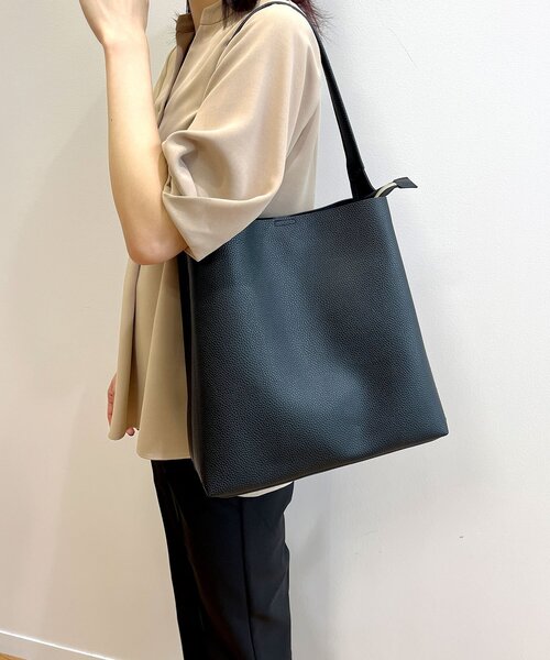 OPAQUE.CLIP（オペークドットクリップ）の「◆【A4収納可/軽量】合皮タテ型ワンショルダーバッグ（ショルダーバッグ・レディース・グレー/ブラック/ベージュ・00）」の2枚目の写真