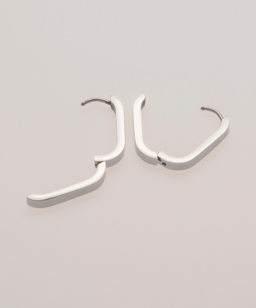 BUTTON&CUFFLINKS(ボタンアンドカフリンクス)の「BUTTON&CUFFLINKS ボタンアンドカフリンクス:ステンレス 楕円ピアス 21mm(ピアス(両耳用)・レディース・ゴールド/シルバー/ブラック・FREE)」の3枚目の写真