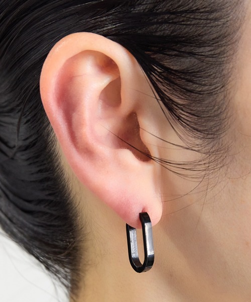 BUTTON&CUFFLINKS(ボタンアンドカフリンクス)の「BUTTON&CUFFLINKS ボタンアンドカフリンクス:ステンレス 楕円ピアス 21mm(ピアス(両耳用)・レディース・ゴールド/シルバー/ブラック・FREE)」の2枚目の写真