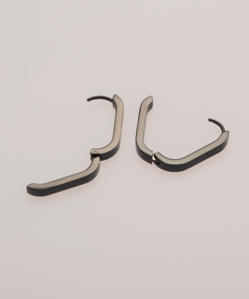 BUTTON&CUFFLINKS(ボタンアンドカフリンクス)の「BUTTON&CUFFLINKS ボタンアンドカフリンクス:ステンレス 楕円ピアス 21mm(ピアス(両耳用)・レディース・ゴールド/シルバー/ブラック・FREE)」の12枚目の写真