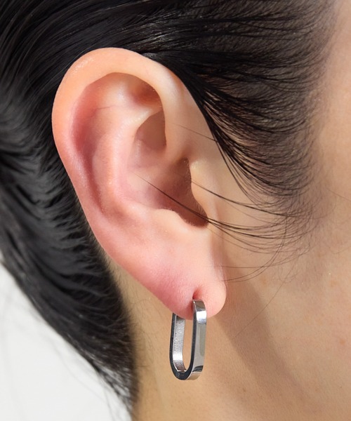 BUTTON&CUFFLINKS(ボタンアンドカフリンクス)の「BUTTON&CUFFLINKS ボタンアンドカフリンクス:ステンレス 楕円ピアス 21mm(ピアス(両耳用)・レディース・ゴールド/シルバー/ブラック・FREE)」の5枚目の写真
