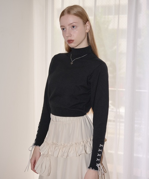 idem(イデム)の「lace up ribbon turtle knit/袖口レースアップタートルニット(ニット/セーター・レディース・ブラック/アイボリー/ブラウン・FREE)」の8枚目の写真