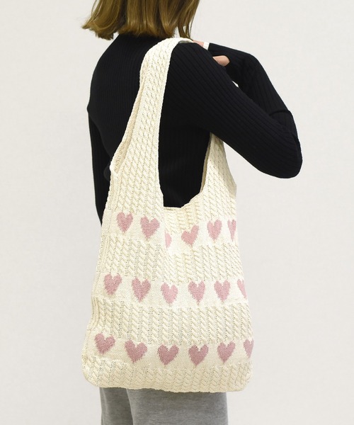 DAY CLOSET（デイ クローゼット）の「【A4収納可】長めの持ち手で肩掛けしやすい。レトロハート柄ニットトートバッグ レディース（トートバッグ・レディース・アイボリー/グリーン/ベージュ/ブルー/ピンク/ブラック/ピンク系その他/ブラウン系その他/ブラック系その他/グレー・ONE SIZE）」の10枚目の写真