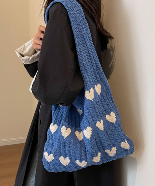 DAY CLOSET（デイ クローゼット）の「【A4収納可】長めの持ち手で肩掛けしやすい。レトロハート柄ニットトートバッグ レディース（トートバッグ・レディース・アイボリー/グリーン/ベージュ/ブルー/ピンク/ブラック/ピンク系その他/ブラウン系その他/ブラック系その他/グレー・ONE SIZE）」の9枚目の写真