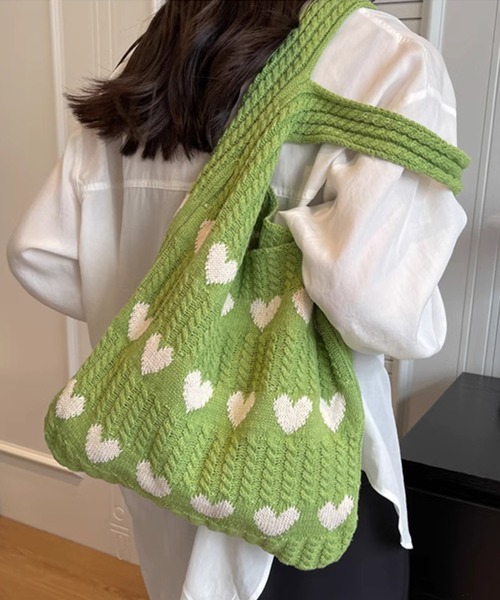 DAY CLOSET（デイ クローゼット）の「【A4収納可】長めの持ち手で肩掛けしやすい。レトロハート柄ニットトートバッグ レディース（トートバッグ・レディース・アイボリー/グリーン/ベージュ/ブルー/ピンク/ブラック/ピンク系その他/ブラウン系その他/ブラック系その他/グレー・ONE SIZE）」の8枚目の写真