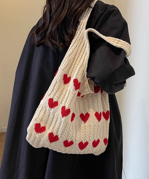 DAY CLOSET（デイ クローゼット）の「【A4収納可】長めの持ち手で肩掛けしやすい。レトロハート柄ニットトートバッグ レディース（トートバッグ・レディース・アイボリー/グリーン/ベージュ/ブルー/ピンク/ブラック/ピンク系その他/ブラウン系その他/ブラック系その他/グレー・ONE SIZE）」の2枚目の写真