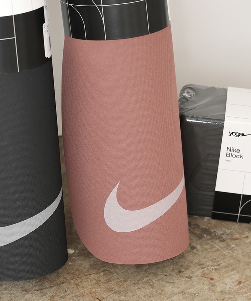 NIKE（ナイキ）の「NIKE/ナイキ ヨガマット 4mm リバーシブル（スポーツグッズ・メンズ・ダークグレー/ピンクベージュ・FREE）」の7枚目の写真