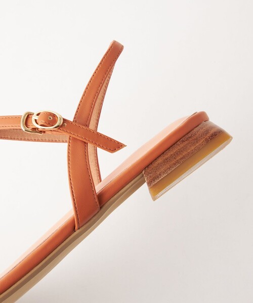 green label relaxing(グリーンレーベルリラクシング)の「パテッドベルト フラットサンダル(1.5cmヒール)(サンダル・レディース・ブラック/ブラウン/シルバー・S/M/L/XL)」の15枚目の写真