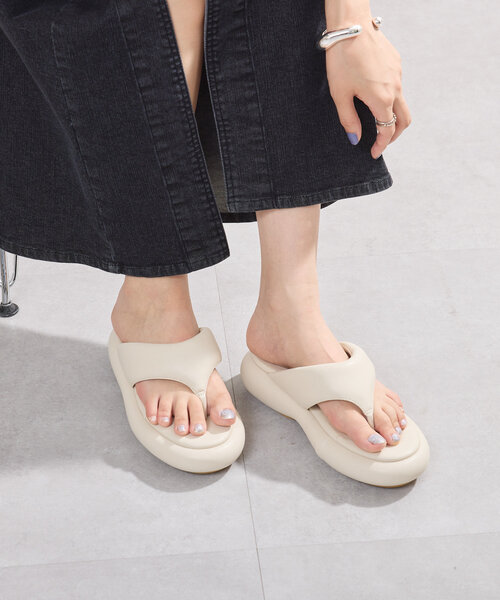 Kastane（カスタネ）の「*【新色追加/WEB限定カラー】トングフラットサンダル（サンダル・レディース・ブラック/シルバー/アイボリー・38/36/37）」の5枚目の写真