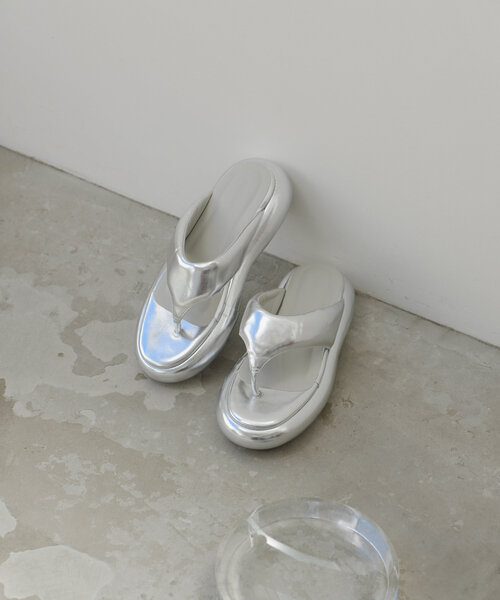 Kastane（カスタネ）の「*【新色追加/WEB限定カラー】トングフラットサンダル（サンダル・レディース・ブラック/シルバー/アイボリー・38/36/37）」の8枚目の写真