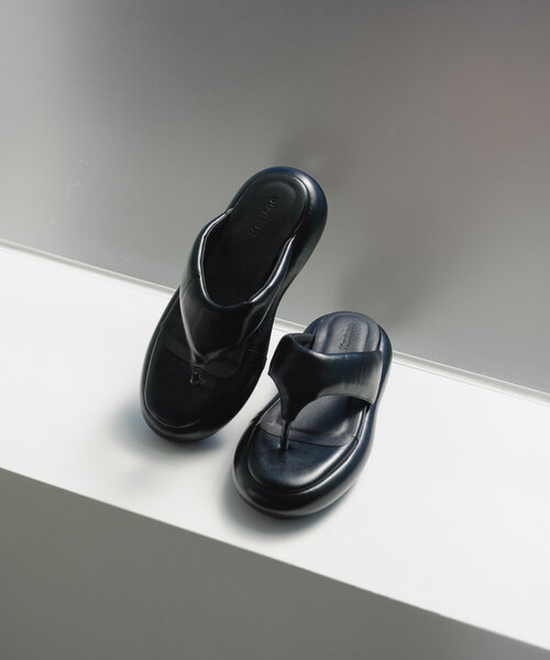 Kastane（カスタネ）の「*【新色追加/WEB限定カラー】トングフラットサンダル（サンダル・レディース・ブラック/シルバー/アイボリー・38/36/37）」の12枚目の写真