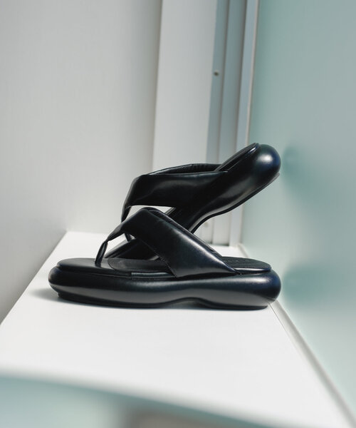 Kastane（カスタネ）の「*【新色追加/WEB限定カラー】トングフラットサンダル（サンダル・レディース・ブラック/シルバー/アイボリー・38/36/37）」の14枚目の写真