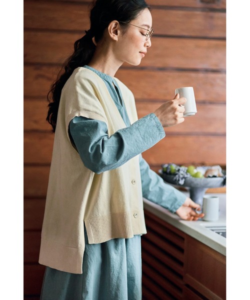 and myera（アンド マイラ）の「ａｎｄ　ｍｙｅｒａ　大きなニットベストカーディガン（ベスト・レディース・ネイビー/アイボリー・LARGE/MEDIUM/X-LARGE/SMALL）」の11枚目の写真