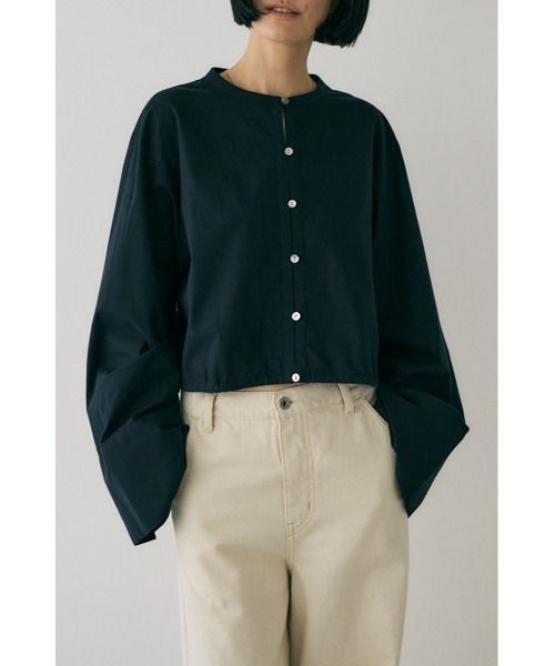 M_(エムアンダーバー)の「オーガニックコットン使用 一枚着にも羽織にも便利なノーカラーシャツ(シャツ/ブラウス・レディース・ライトカーキ/オフホワイト/ブラック・FREE)」の4枚目の写真