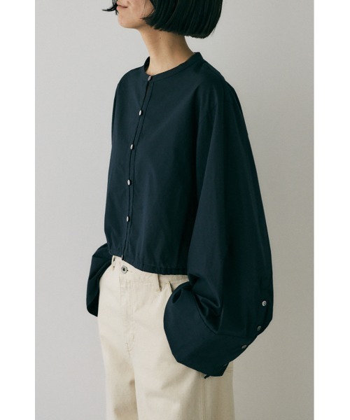 M_(エムアンダーバー)の「オーガニックコットン使用 一枚着にも羽織にも便利なノーカラーシャツ(シャツ/ブラウス・レディース・ライトカーキ/オフホワイト/ブラック・FREE)」の7枚目の写真