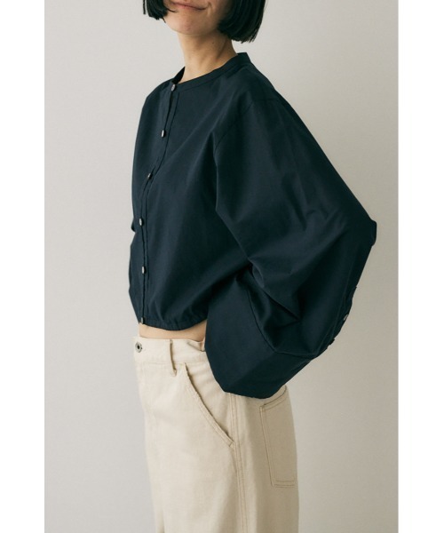 M_(エムアンダーバー)の「オーガニックコットン使用 一枚着にも羽織にも便利なノーカラーシャツ(シャツ/ブラウス・レディース・ライトカーキ/オフホワイト/ブラック・FREE)」の8枚目の写真