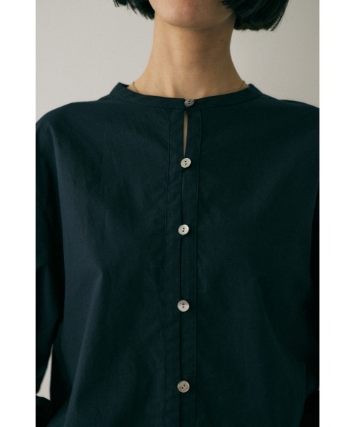 M_(エムアンダーバー)の「オーガニックコットン使用 一枚着にも羽織にも便利なノーカラーシャツ(シャツ/ブラウス・レディース・ライトカーキ/オフホワイト/ブラック・FREE)」の14枚目の写真