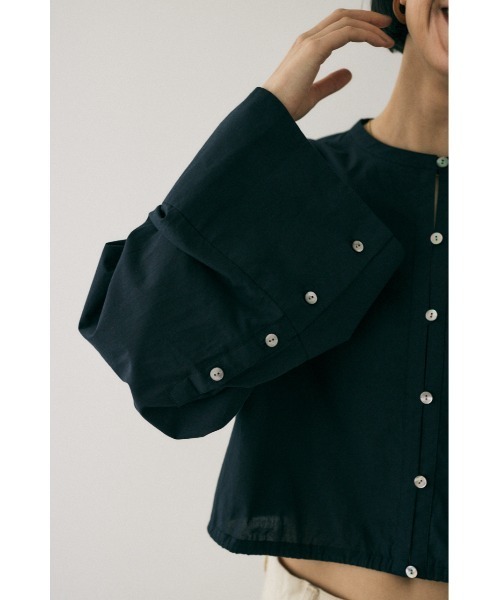 M_(エムアンダーバー)の「オーガニックコットン使用 一枚着にも羽織にも便利なノーカラーシャツ(シャツ/ブラウス・レディース・ライトカーキ/オフホワイト/ブラック・FREE)」の15枚目の写真