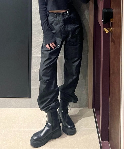 ROOPTOKYO(ループトウキョウ)の「▲Nylon Cargo Pants / ナイロンカーゴパンツ(カーゴパンツ・レディース・ブラック/ピンク・S/M)」の2枚目の写真