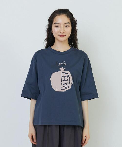 conges payes ADIEU TRISTESSE（コンジェ ペイエ アデュートリステス）の「フルーツプリントTシャツ（Tシャツ/カットソー・レディース・ネイビー/オフホワイト/グレイッシュベージュ・FREE）」の3枚目の写真