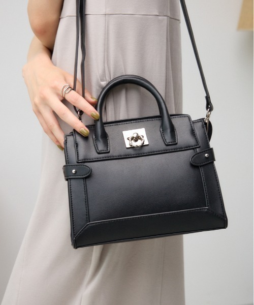 AZUL by moussy（アズールバイマウジー）の「サイドベルトデザイントラペイズドバッグ（ショルダーバッグ・レディース・アイボリー/ブラック/ライトブルー・FREE）」の2枚目の写真