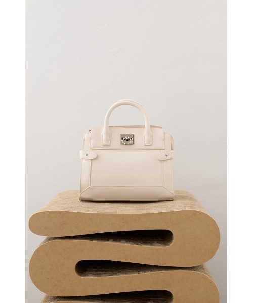 AZUL by moussy（アズールバイマウジー）の「サイドベルトデザイントラペイズドバッグ（ショルダーバッグ・レディース・アイボリー/ブラック/ライトブルー・FREE）」の6枚目の写真