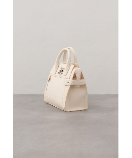 AZUL by moussy（アズールバイマウジー）の「サイドベルトデザイントラペイズドバッグ（ショルダーバッグ・レディース・アイボリー/ブラック/ライトブルー・FREE）」の9枚目の写真