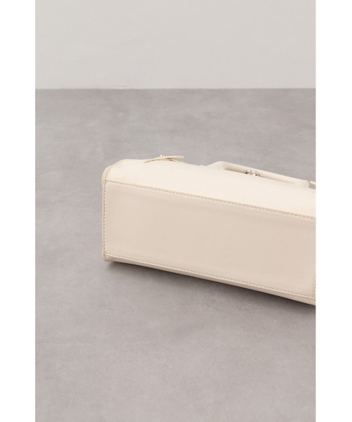 AZUL by moussy（アズールバイマウジー）の「サイドベルトデザイントラペイズドバッグ（ショルダーバッグ・レディース・アイボリー/ブラック/ライトブルー・FREE）」の11枚目の写真