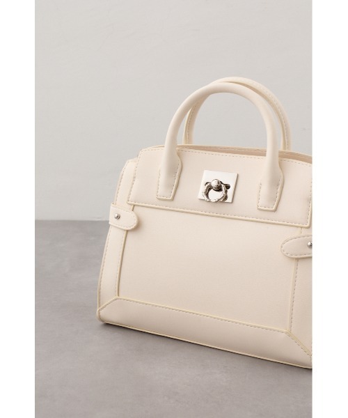 AZUL by moussy（アズールバイマウジー）の「サイドベルトデザイントラペイズドバッグ（ショルダーバッグ・レディース・アイボリー/ブラック/ライトブルー・FREE）」の12枚目の写真