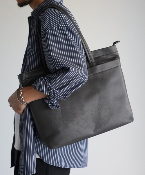 GUSCIO UOMO（グッシオ ウォーモ）の「【グッシオウォーモ】シンプル PUレザー軽量トートバッグ EC限定（トートバッグ・メンズ・ネイビー/ダークグレー/ブラック・FREE）」の2枚目の写真