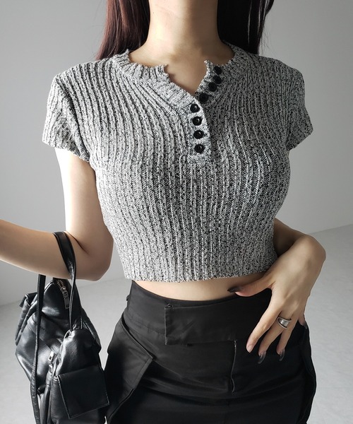 me+em select(ミームセレクト)の「【 3color 】キーネックショートサマーリブニットトップス / Key neck short summer rib knit tops(ニット/セーター・レディース・グレー/アイボリー/ブラック・FREE)」の4枚目の写真
