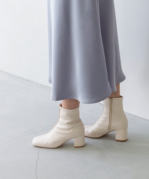 menue(メヌエ)の「斜め切替デザイン スクエアトゥ 6cmヒール ショートブーツ(ブーツ・レディース・シルバー/アイボリー/グレイッシュベージュ/ブラック・3L/LL/L/M/S/SS)」の14枚目の写真