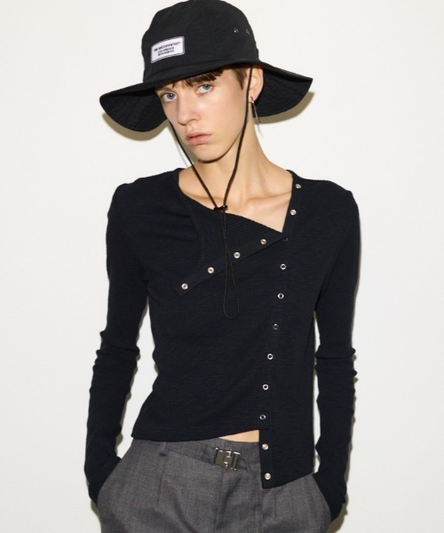 THROW by SLY(スローバイスライ)の「THROW SLANT BUTTON L/S TOPS スラント ボタン ロングスリーブ トップス(Tシャツ/カットソー・レディース・ブラック/ライトグリーン/オフホワイト・FREE)」の3枚目の写真