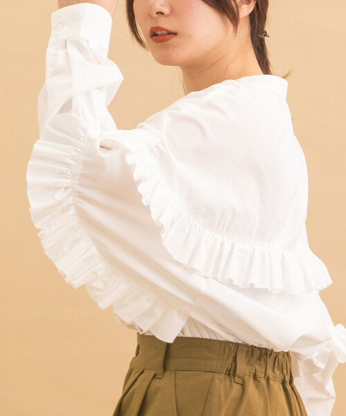 POU DOU DOU（プードゥドゥ）の「ダブルフリルブラウス（シャツ/ブラウス・レディース・スミクロ/オフホワイト/ブラック・M）」の5枚目の写真