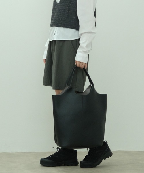 HEILIS（ヘイリス）の「【A4サイズ収納可能】軽量縦型トートバッグ / 無地 ブラック シルバー ハンドバッグ《PC・タブレット収納可能で通勤/通学に！》（トートバッグ・レディース・シルバー/ブラック・FREE）」の3枚目の写真