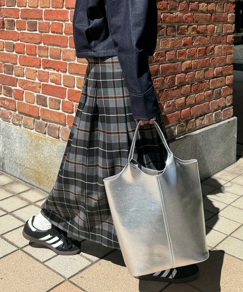 HEILIS（ヘイリス）の「【A4サイズ収納可能】軽量縦型トートバッグ / 無地 ブラック シルバー ハンドバッグ《PC・タブレット収納可能で通勤/通学に！》（トートバッグ・レディース・シルバー/ブラック・FREE）」の13枚目の写真
