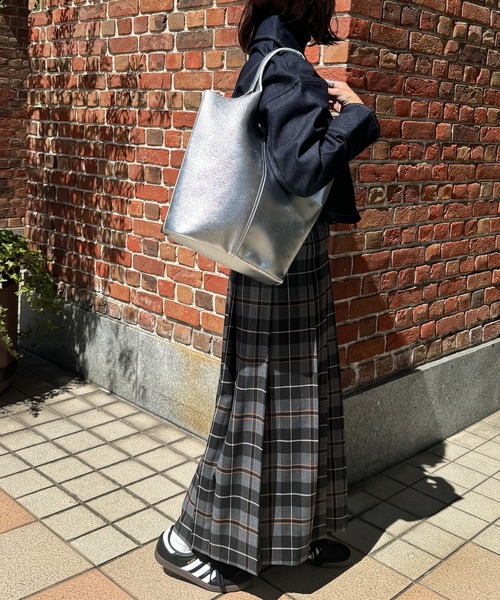 HEILIS（ヘイリス）の「【A4サイズ収納可能】軽量縦型トートバッグ / 無地 ブラック シルバー ハンドバッグ《PC・タブレット収納可能で通勤/通学に！》（トートバッグ・レディース・シルバー/ブラック・FREE）」の12枚目の写真