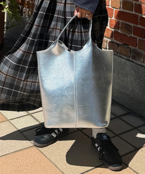 HEILIS（ヘイリス）の「【A4サイズ収納可能】軽量縦型トートバッグ / 無地 ブラック シルバー ハンドバッグ《PC・タブレット収納可能で通勤/通学に！》（トートバッグ・レディース・シルバー/ブラック・FREE）」の11枚目の写真