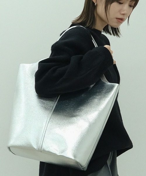 HEILIS（ヘイリス）の「【A4サイズ収納可能】軽量縦型トートバッグ / 無地 ブラック シルバー ハンドバッグ《PC・タブレット収納可能で通勤/通学に！》（トートバッグ・レディース・シルバー/ブラック・FREE）」の20枚目の写真