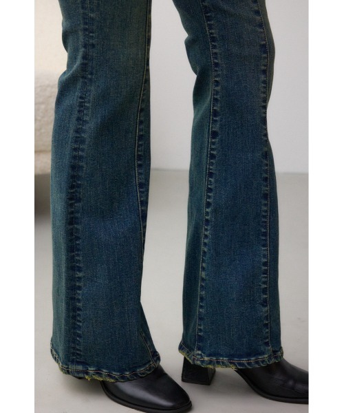 AZUL by moussy（アズールバイマウジー）の「AZUL DENIM オーバーダイ切替フレアデニム（デニムパンツ・レディース・ライトブラック/ブルー・SMALL/MEDIUM）」の22枚目の写真