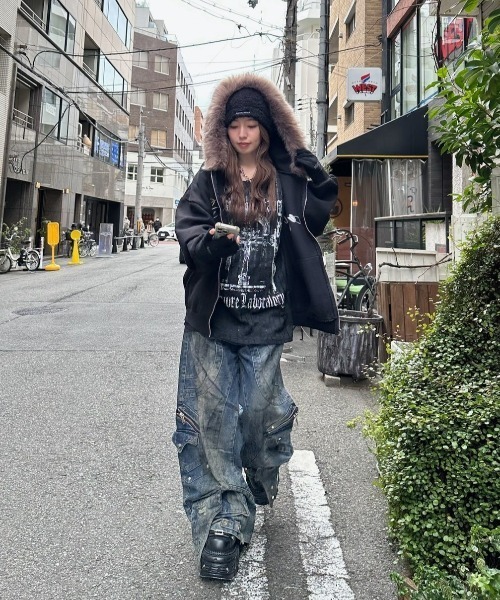 XU（エックスユー）の「【Never mind the XU】fur hoodie / 【ネバーマインド ザ エックスユー】ファージップパーカー  <着用動画あり>（パーカー・レディース・グレー/ブラック・ONE SIZE）」の14枚目の写真